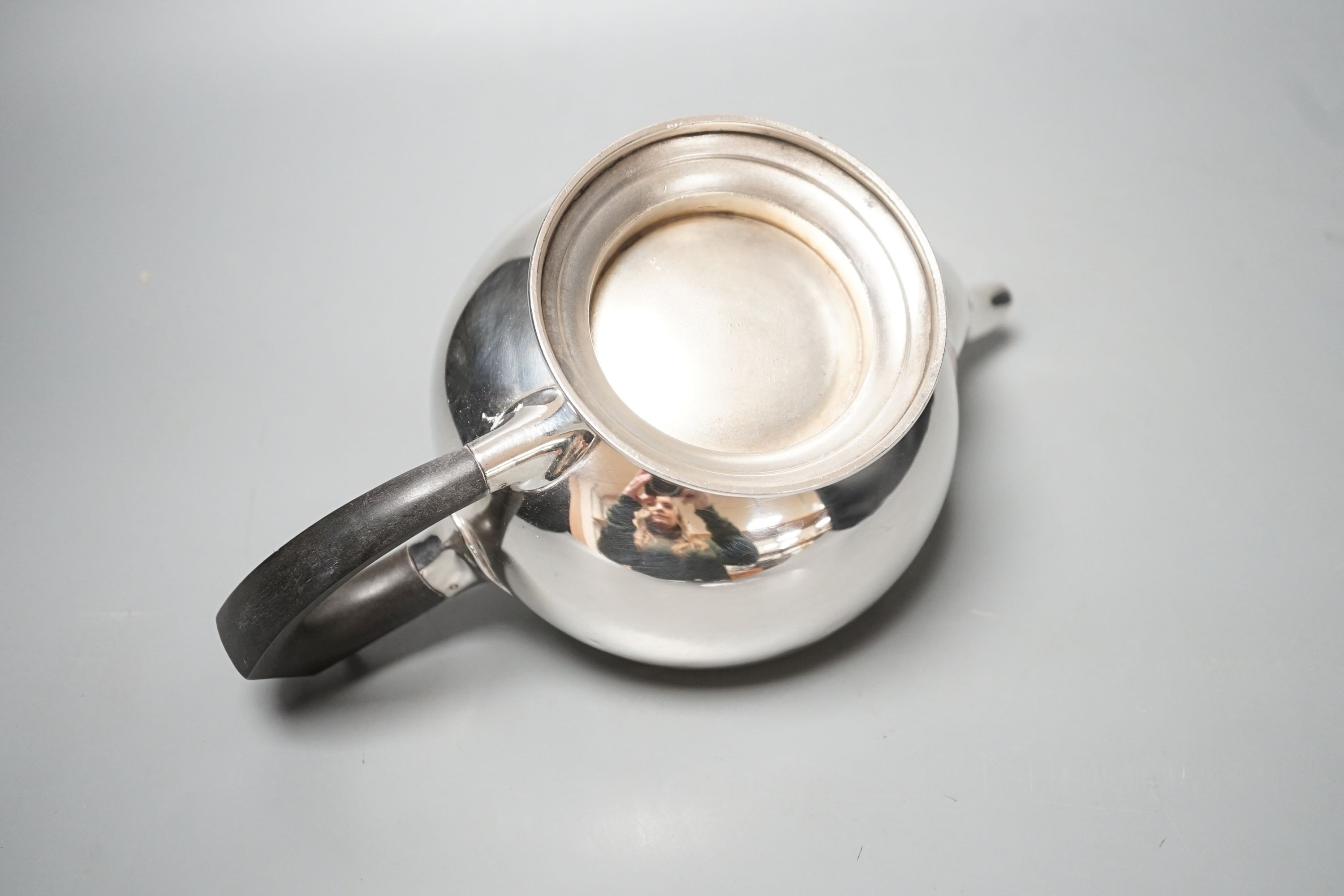 A George V silver teapot, by Joseph Gloster Ltd, gross 15oz.